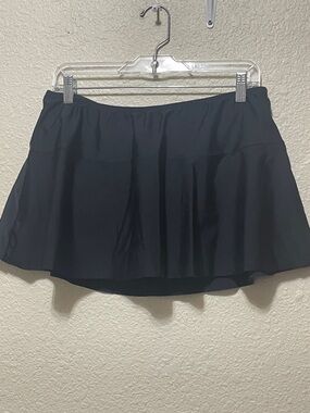 Maidenform Swimwear Women's Black Swim Bottom. Good Condition. Size M.